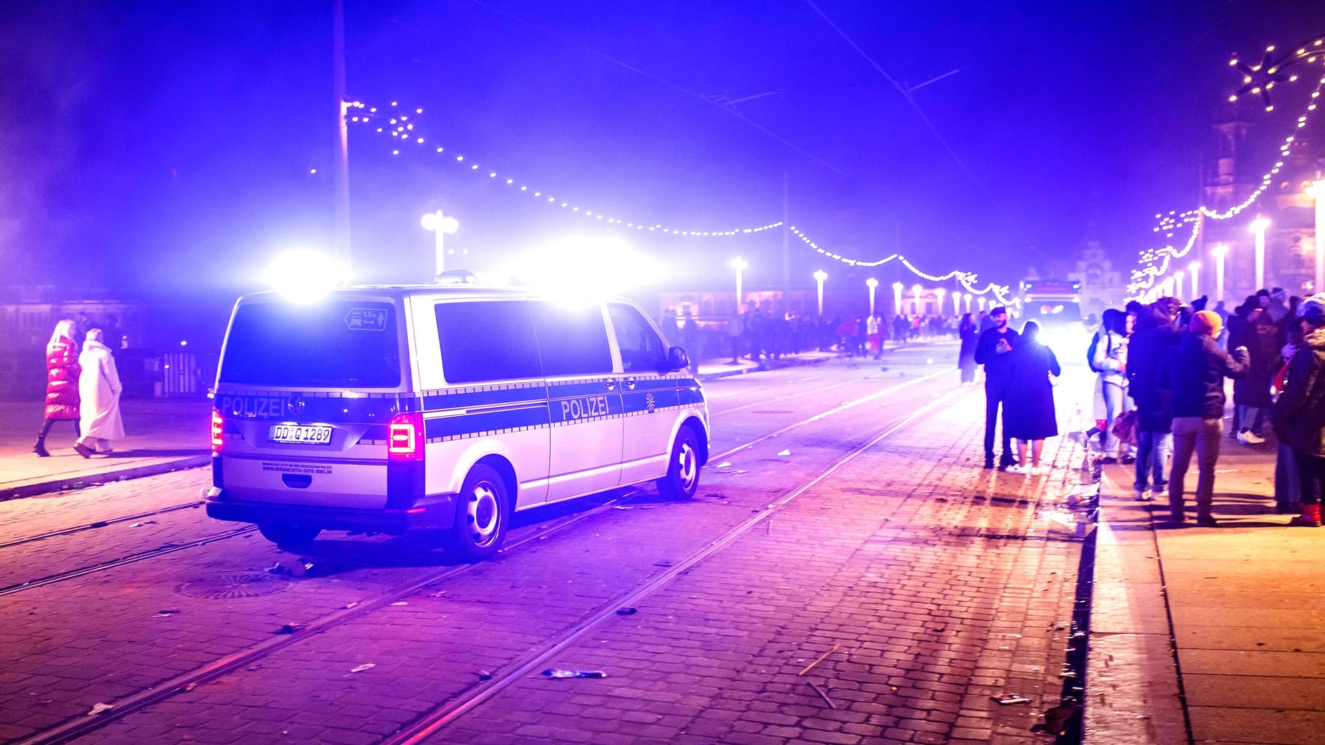 Polizei im Einsatz in Dresden (Symbolfoto): Die Ermittler suchen nach Zeugen. Polizei im Einsatz in Dresden (Symbolfoto): Die Ermittler suchen nach Zeugen.