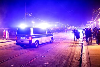 Polizei im Einsatz in Dresden (Symbolfoto): Die Ermittler suchen nach Zeugen.