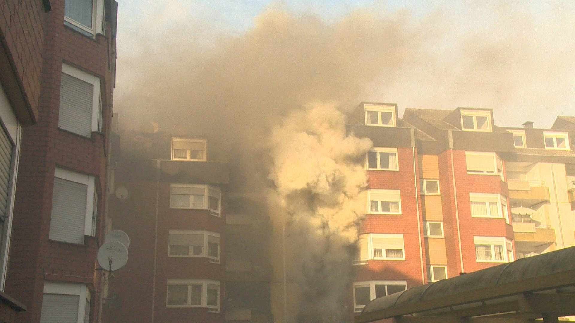 Der Innenhof des Blocks war am Dienstagnachmittag komplett verqualmt.