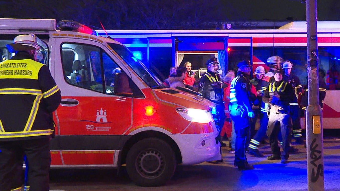 Einsatz von Feuerwehr und Polizei (Symbolfoto): Eine Frau musste ins Krankenhaus.