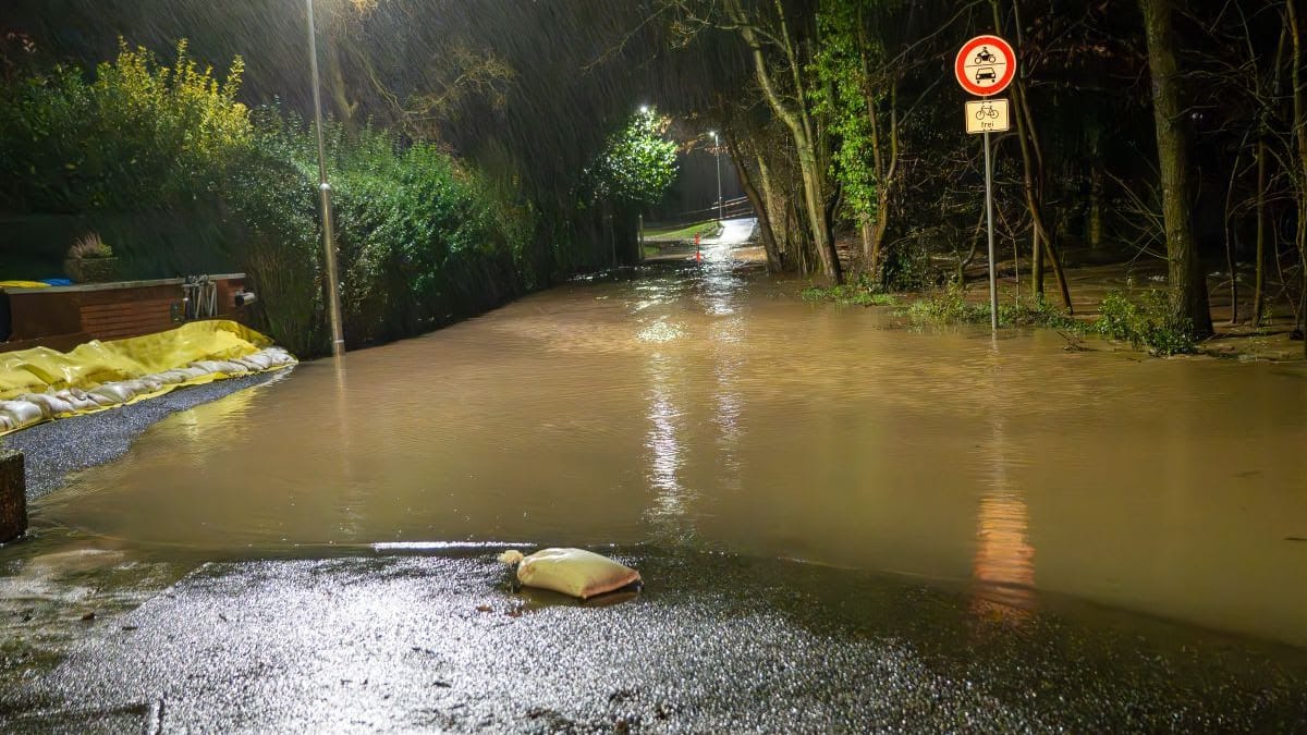 Der Erlenbach in Bad Homburg ist bereits übergetreten.