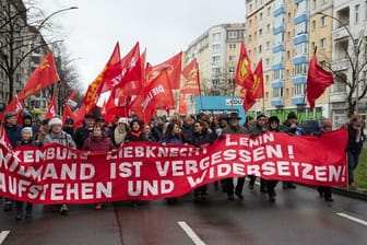 14.01.2024, Berlin: Zahlreiche Menschen nehmen an einer Demonstration zum Gedenken für Rosa Luxemburg und Karl Liebknecht anlässlich des 105. Jahrestages ihrer Ermordung teil