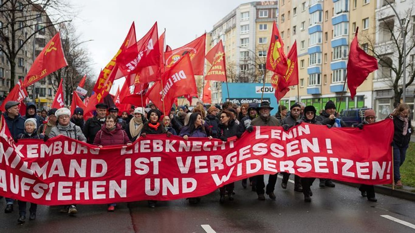 14.01.2024, Berlin: Zahlreiche Menschen nehmen an einer Demonstration zum Gedenken für Rosa Luxemburg und Karl Liebknecht anlässlich des 105. Jahrestages ihrer Ermordung teil