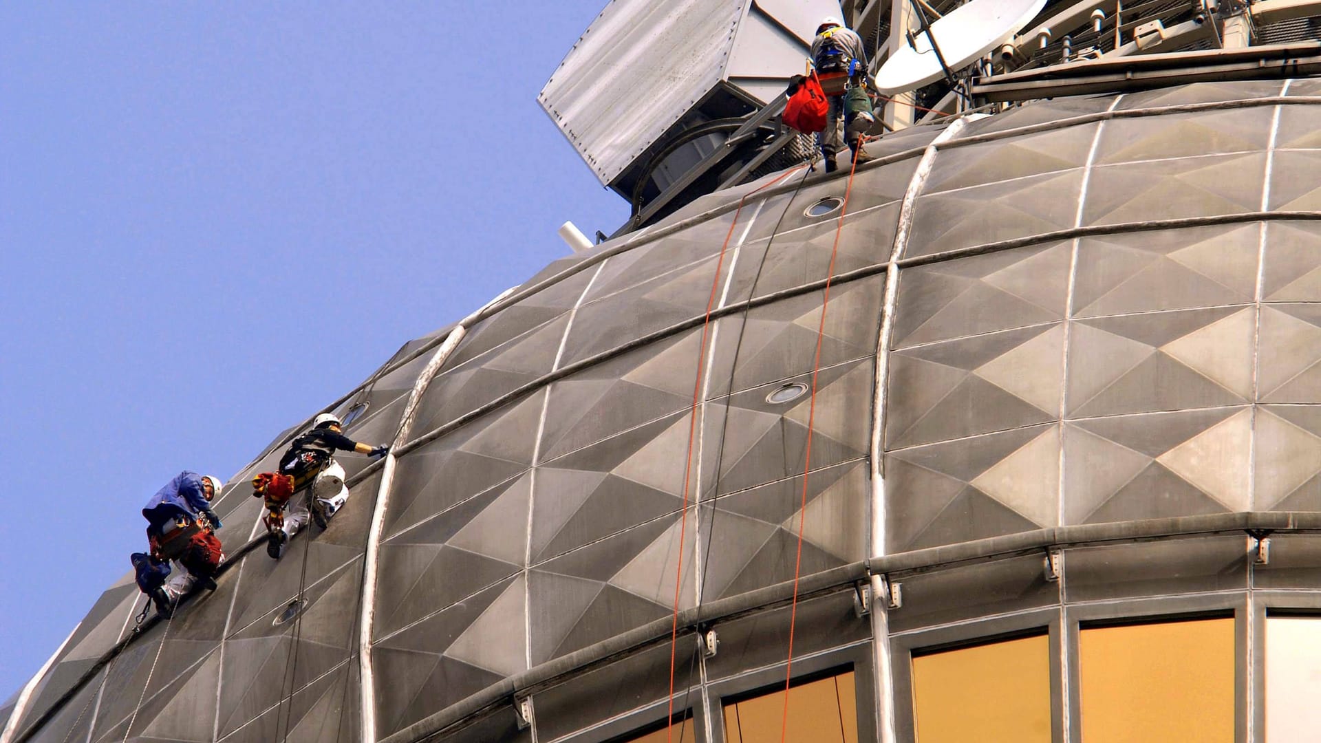 06.06.2007 Fassadenkletterer reinigen die verschmutzte Kugel des Berliner Fernsehturmes, Personen , Gebäude, außen, Außenansicht; 2007, Berlin, Industriekletterer, Gebäudereiniger, 06.06.2007 Fassadenkletterer reinigen die verschmutzte Kugel des Berliner Fernsehturmes, Personen , Gebäude, außen, Außenansicht; 2007, Berlin, Industriekletterer, Gebäudereiniger,