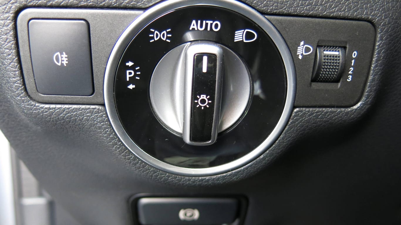 Zwei Leuchten mit je drei Strichen: Hier schaltet man links neben der Position "Auto" das Standlicht an.