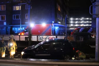 Ein Belgier fuhr Polizeiangaben nach am Montagabend mit seinem Pkw in Duisburg in ein Gleisbett. Das Foto zeigt die Unfallstelle an der Schwanenstraße.