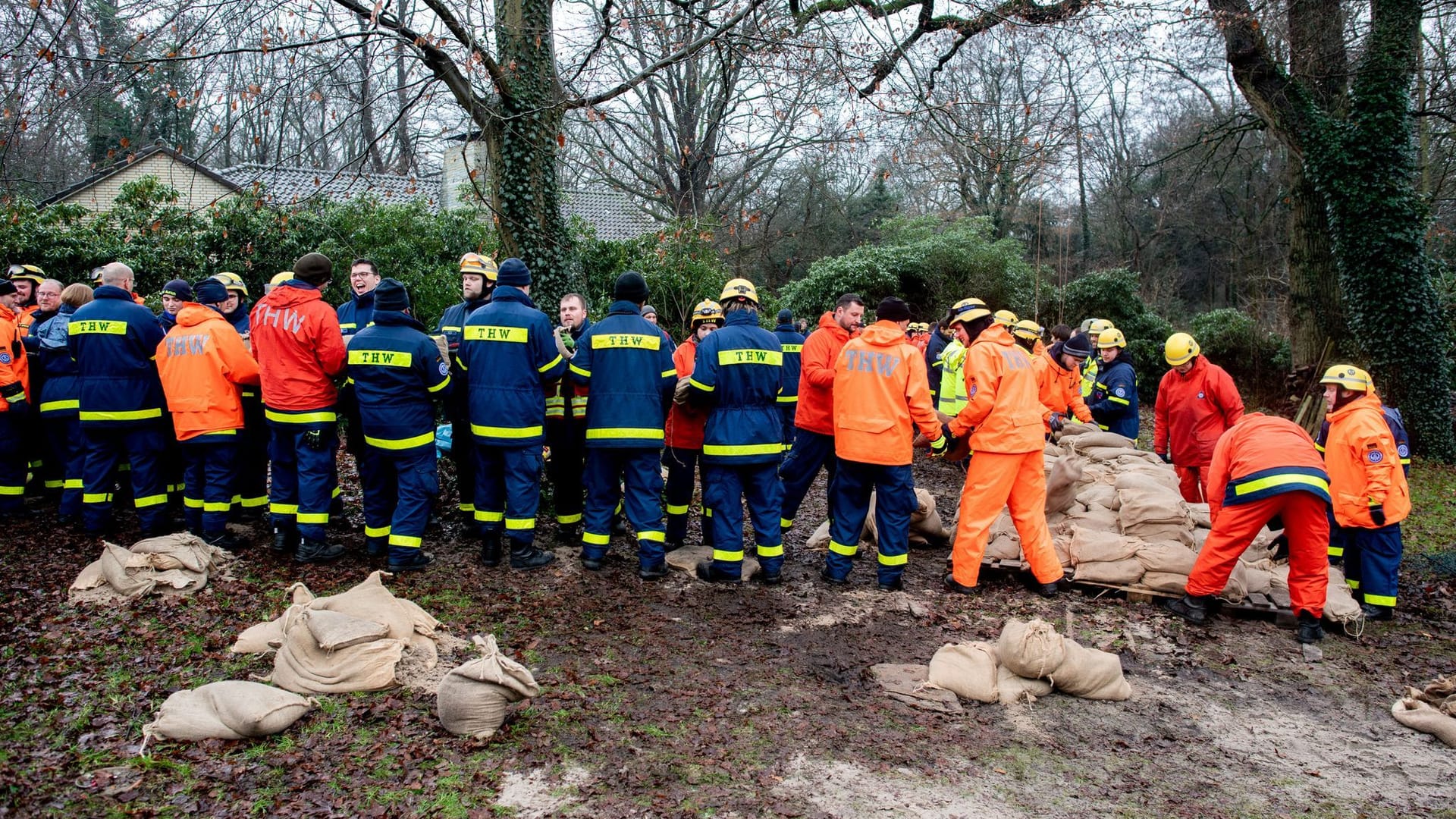 Helfer sichern mit Sandsäcken ein Wohnhaus am Osternburger Kanal vor dem drohenden Hochwasser. Glücklicherweise hat der Regen nachgelassen, Entwarnung könne aber noch nicht gegeben werden.