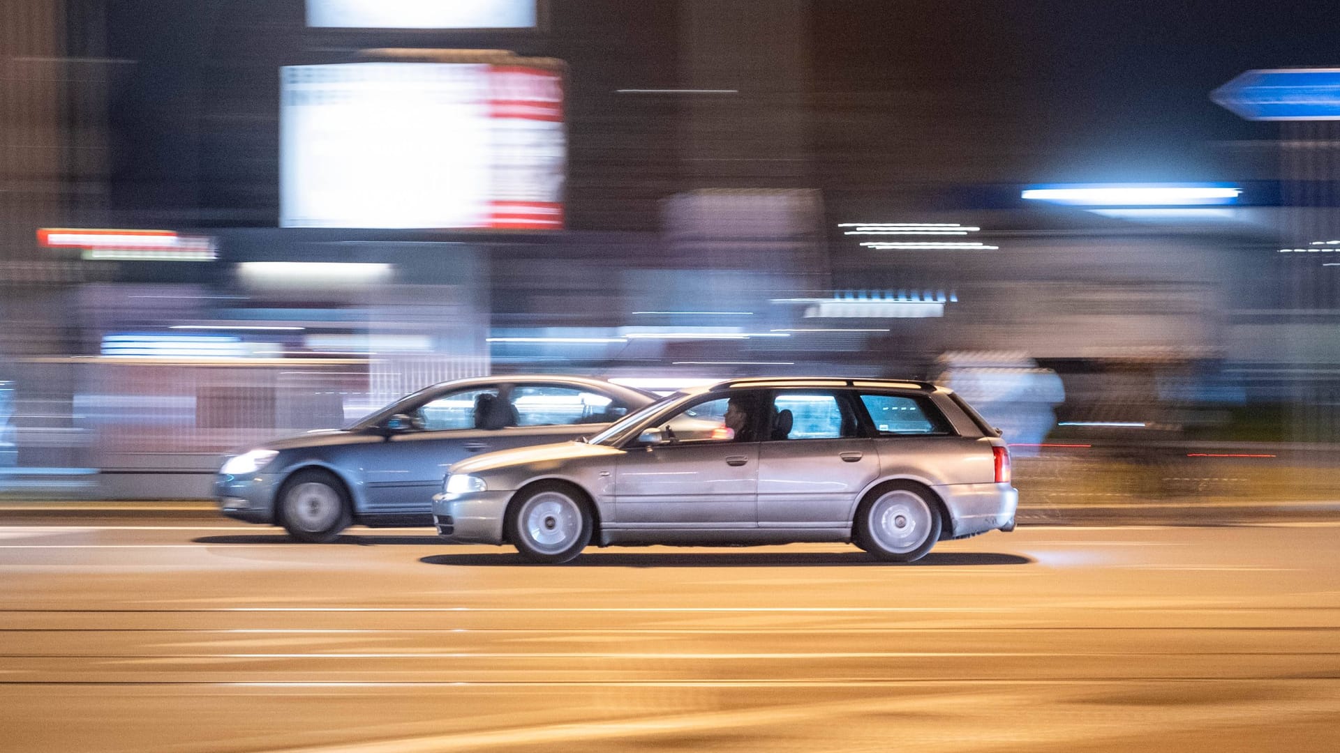Autos fahren mit hoher Geschwindigkeit (Symbolbild): Die "Preise" sind nicht gerade erstrebenswert. Autos fahren mit hoher Geschwindigkeit (Symbolbild): Die "Preise" sind nicht gerade erstrebenswert.