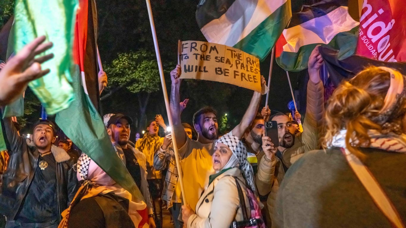 Israelfeindliche Demonstration in Duisburg im Oktober 2023: Langfristig wird ein jüdisches Überleben nur in Israel gesichert sein, sagt Historiker Michael Wolffsohn.