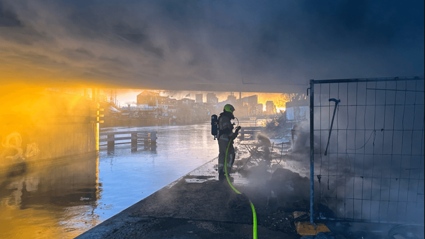 Feuerwehrmann am Mittwoch unter der Michaelbrücke: Hält die Brücke noch ihren üblichen Belastungen Stand?