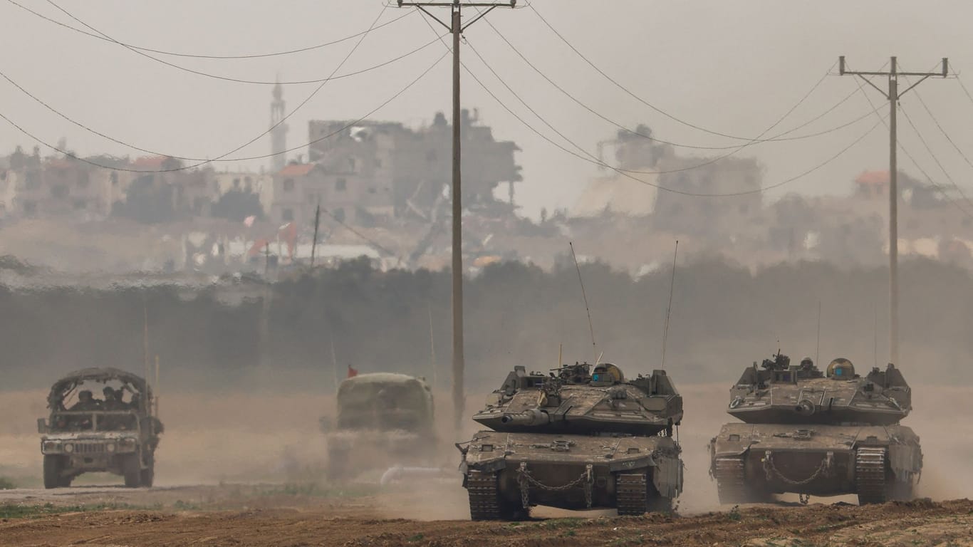 Israelische Panzer vor Häuserruinen in Gaza: Selbstverteidigung oder Völkermord?