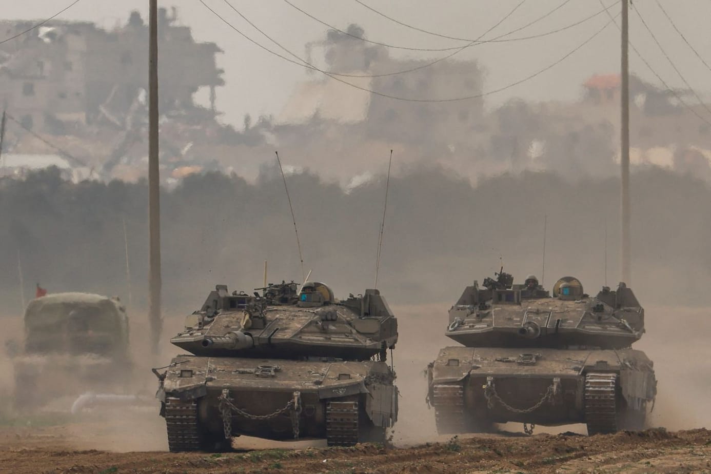 Israelische Panzer vor Häuserruinen in Gaza: Selbstverteidigung oder Völkermord?