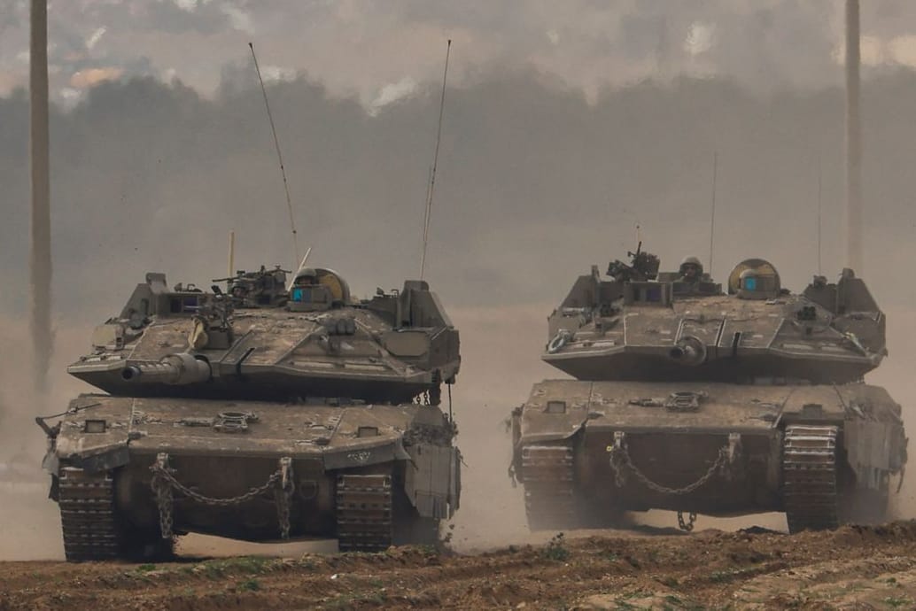 Israelische Panzer vor Häuserruinen in Gaza: Selbstverteidigung oder Völkermord?