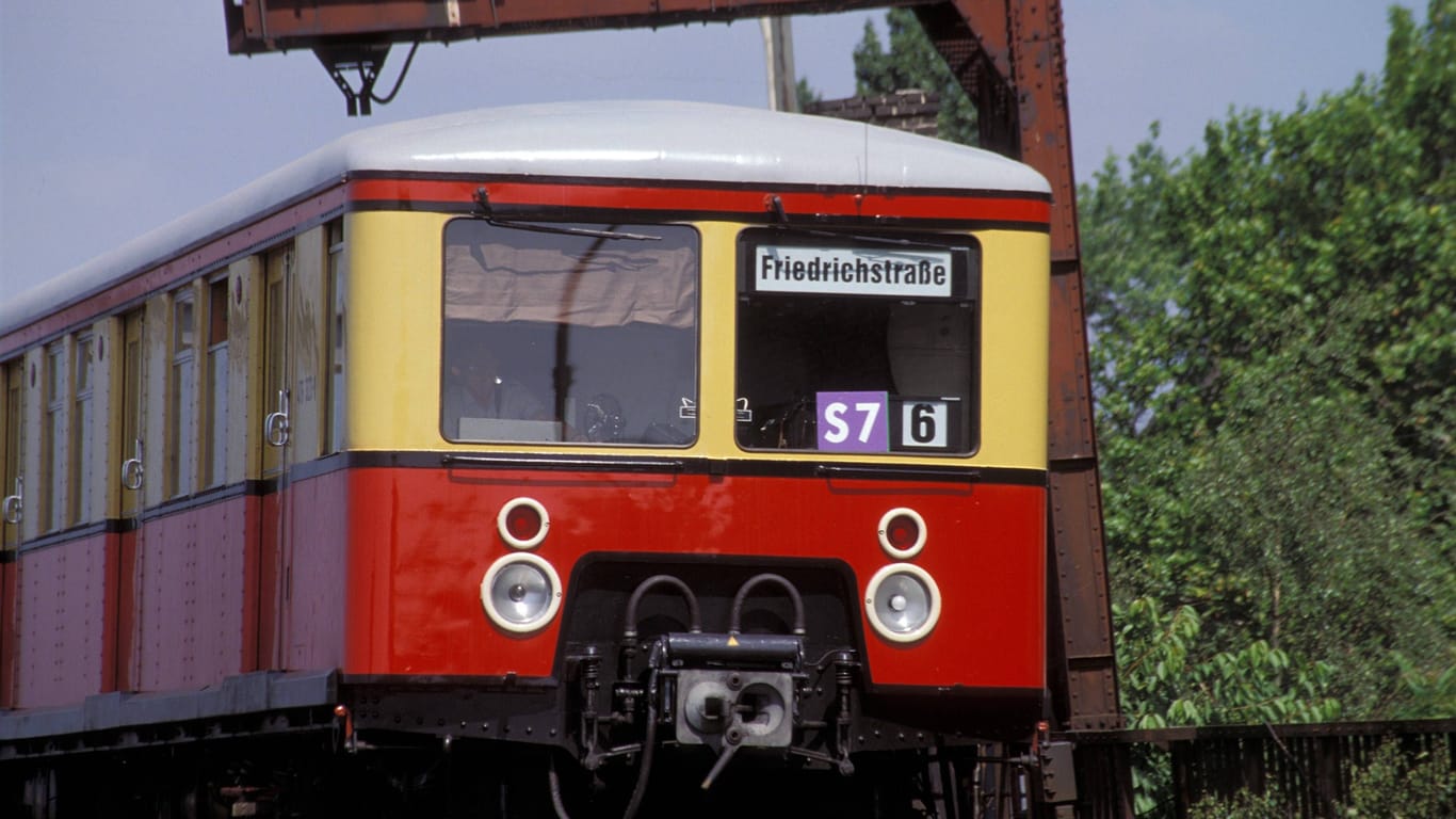 Ein alter Berliner S-Bahn-Waggon mit dem Ziel Friedrichstraße (Symbolbild).
