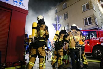 Einsatzkräfte der Feuerwehr: In Essen stand am Sonntag ein Keller in Flammen.