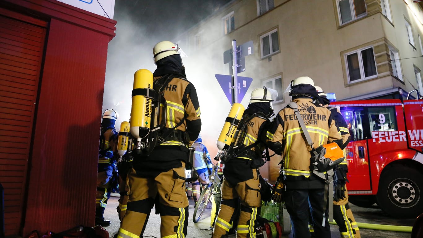 Einsatzkräfte der Feuerwehr: In Essen stand am Sonntag ein Keller in Flammen.