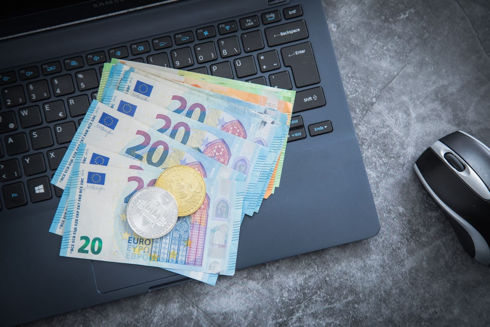 Geld liegt auf einem Notebook