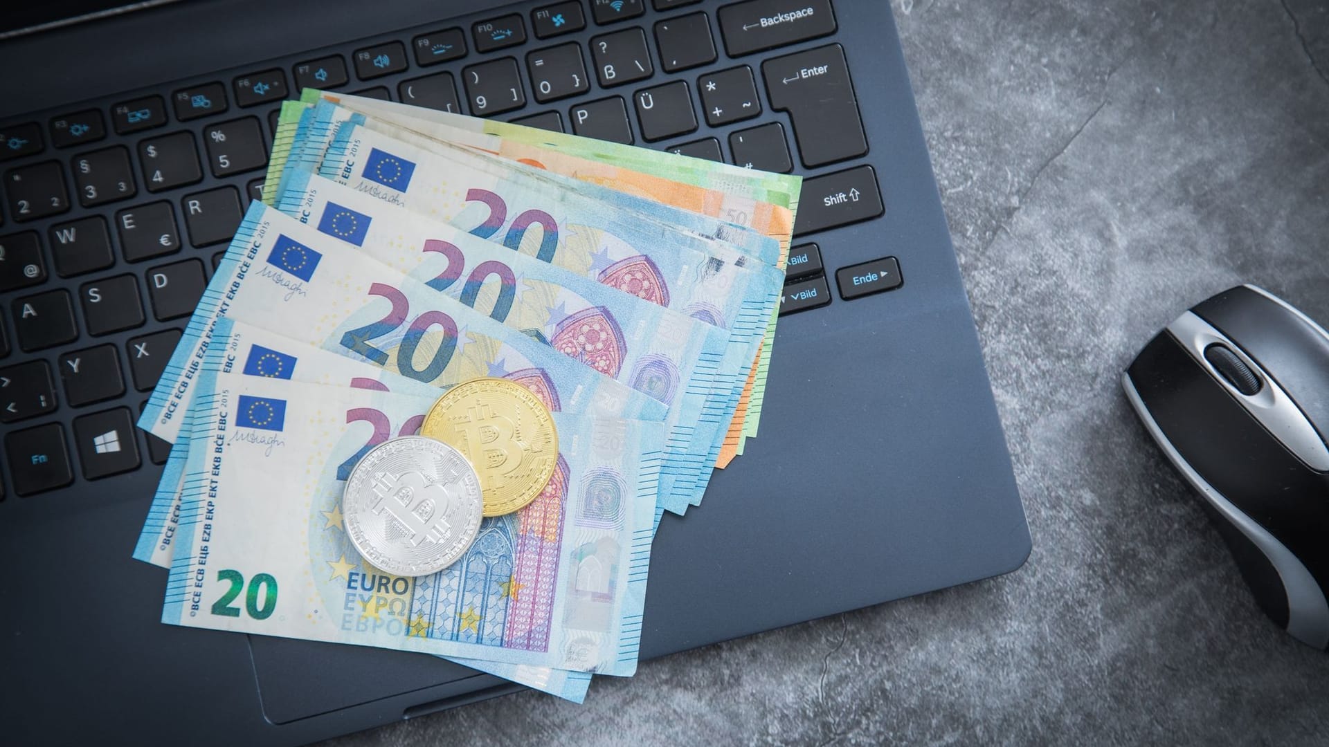 Geld liegt auf einem Notebook Geld liegt auf einem Notebook