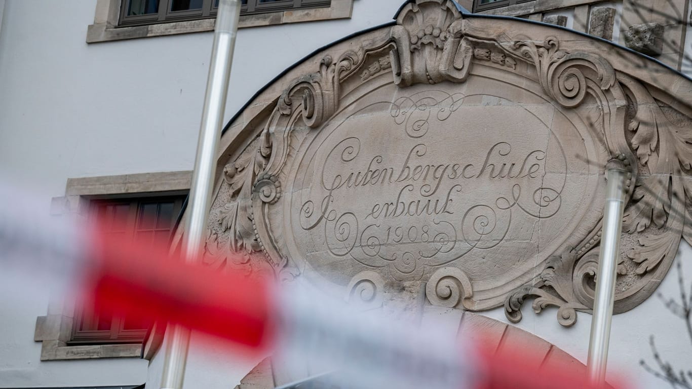 Der Zugang zum Erfurter Gutenberg-Gymnasium ist durch die Polizei gesperrt. Nach einer Bombendrohung hatte die Polizei am Mittwochmorgen die Schule geräumt.