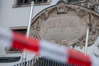 Der Zugang zum Erfurter Gutenberg-Gymnasium ist durch die Polizei gesperrt. Nach einer Bombendrohung hatte die Polizei am Mittwochmorgen die Schule geräumt.