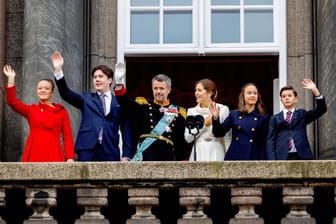 König Frederik X. und König Mary mit Prinzessin Isabella, Kronprinz Christian, Prinzessin Josephine und Prinz Vincent bei der Krönung im Januar 2024.