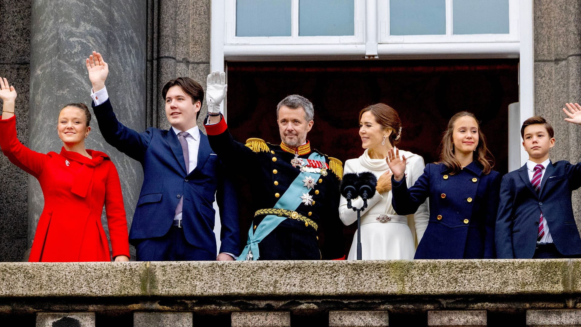 König Frederik X. und König Mary mit Prinzessin Isabella, Kronprinz Christian, Prinzessin Josephine und Prinz Vincent bei der Krönung im Januar 2024.