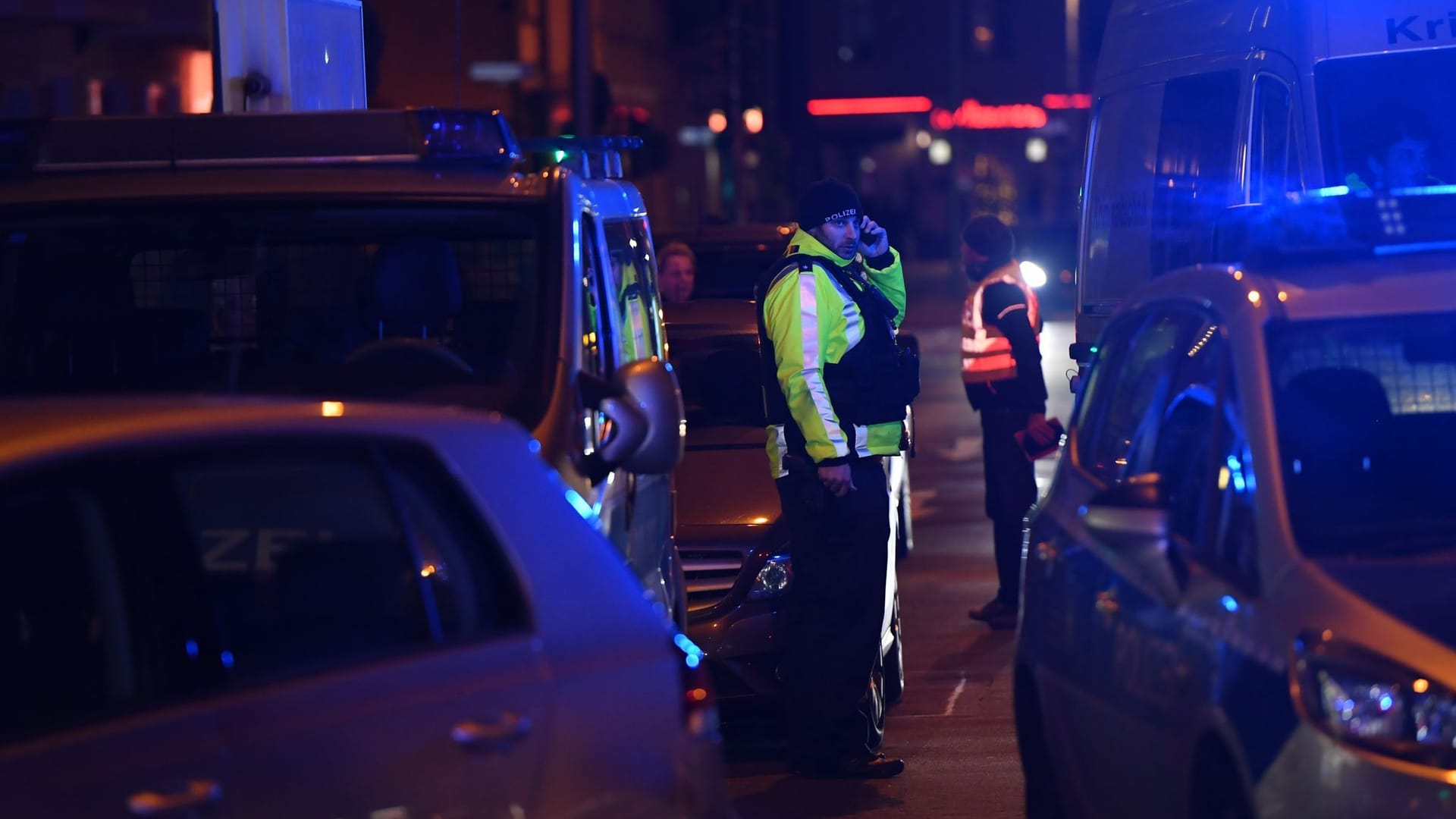 Berlin: Polizeibeamte arbeiten an einem Tatort in Pankow. Passanten hatten vor einem Hauseingang im Berliner Stadtteil Pankow den blutüberströmten und leblosen Körper eines Mannes gefunden, der mutmaßlich Opfer eines Verbrechens geworden war. Berlin: Polizeibeamte arbeiten an einem Tatort in Pankow. Passanten hatten vor einem Hauseingang im Berliner Stadtteil Pankow den blutüberströmten und leblosen Körper eines Mannes gefunden, der mutmaßlich Opfer eines Verbrechens geworden war.