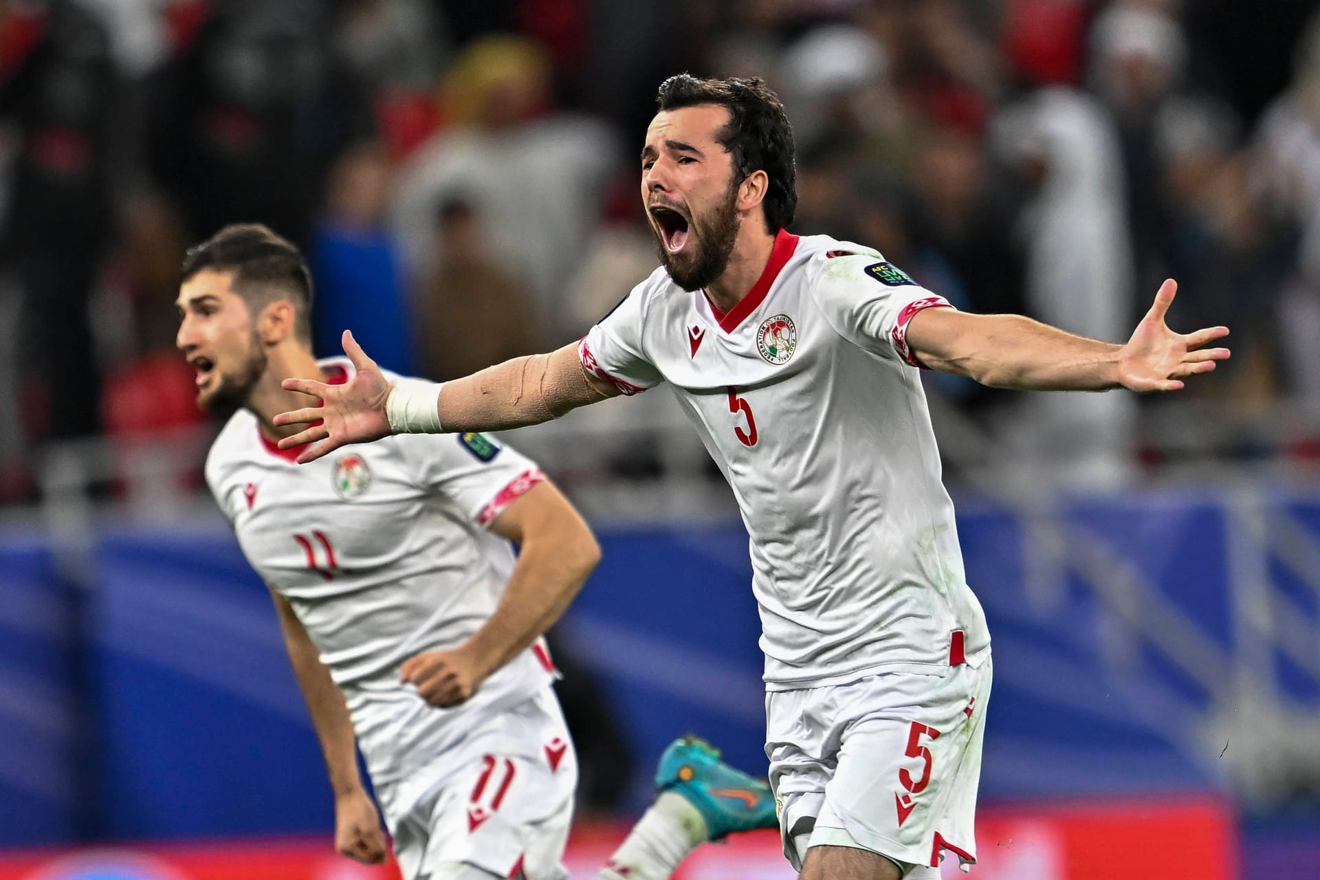 Safarov Manuchehr (r.) feiert den Sieg Tadschikistans im Achtelfinale: Der Einzug in die Runde der letzten Acht Teams ist eine Sensation für das kleine Land.