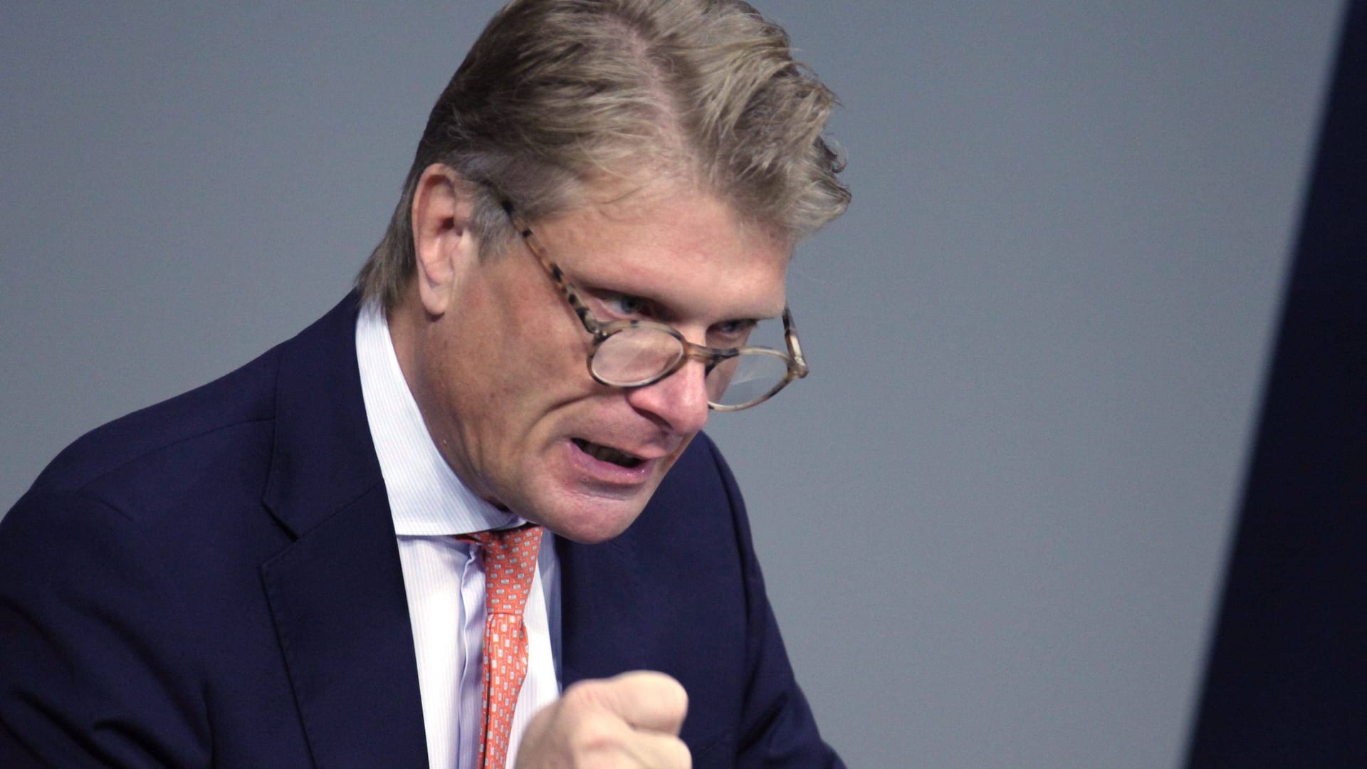 Thomas Bareiß (CDU) im Bundestag: Es sei für ihn Zeit, eine Auszeit von sechs bis acht Wochen in der Dormitio-Abtei in Jerusalem verbringen. Thomas Bareiß (CDU) im Bundestag: Es sei für ihn Zeit, eine Auszeit von sechs bis acht Wochen in der Dormitio-Abtei in Jerusalem verbringen.