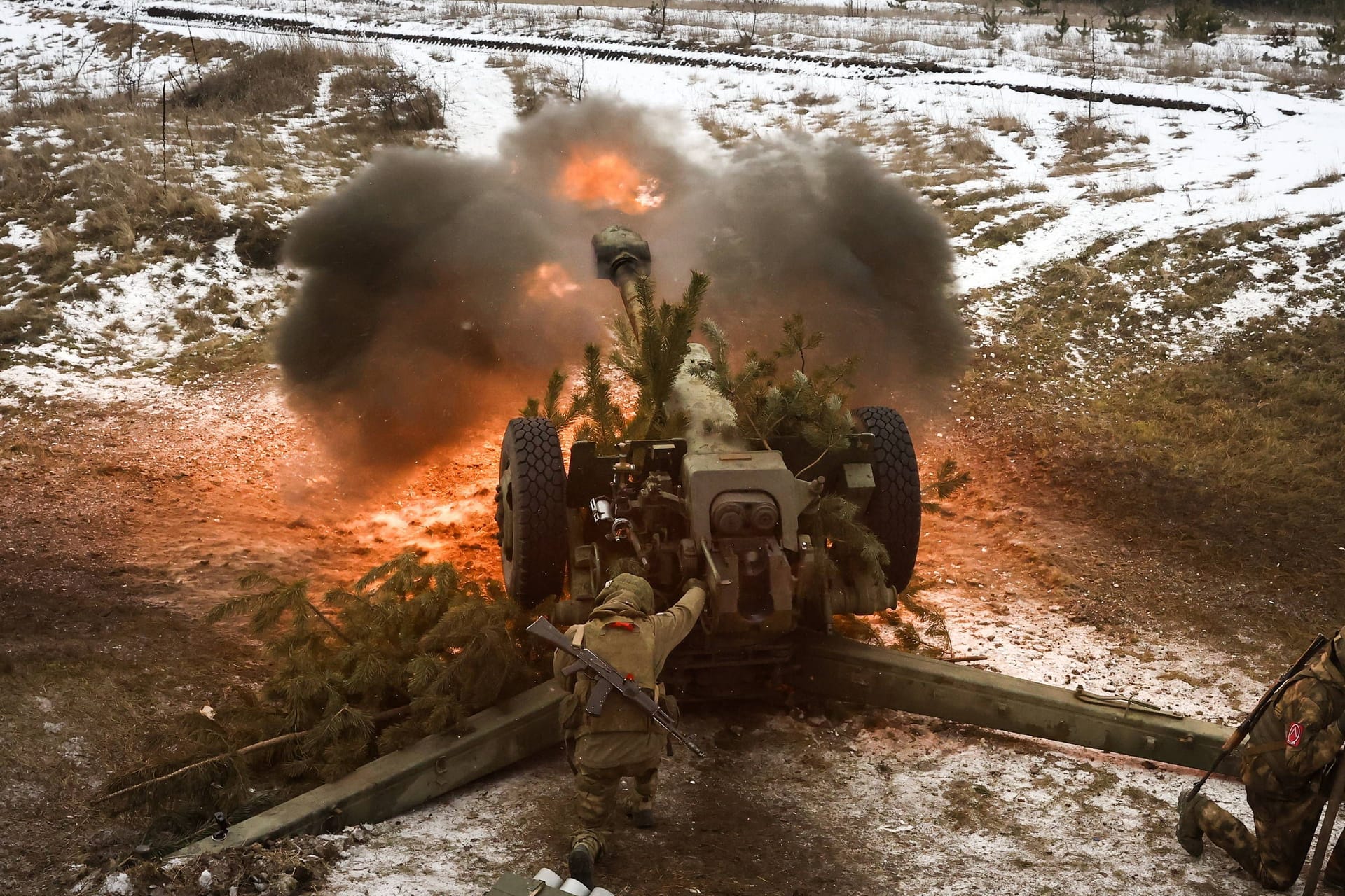 Russische D-30-Haubitze feuert ein Geschoss ab: Die Winteroffensive der Invasionstruppen setzt die Ukraine unter Druck.