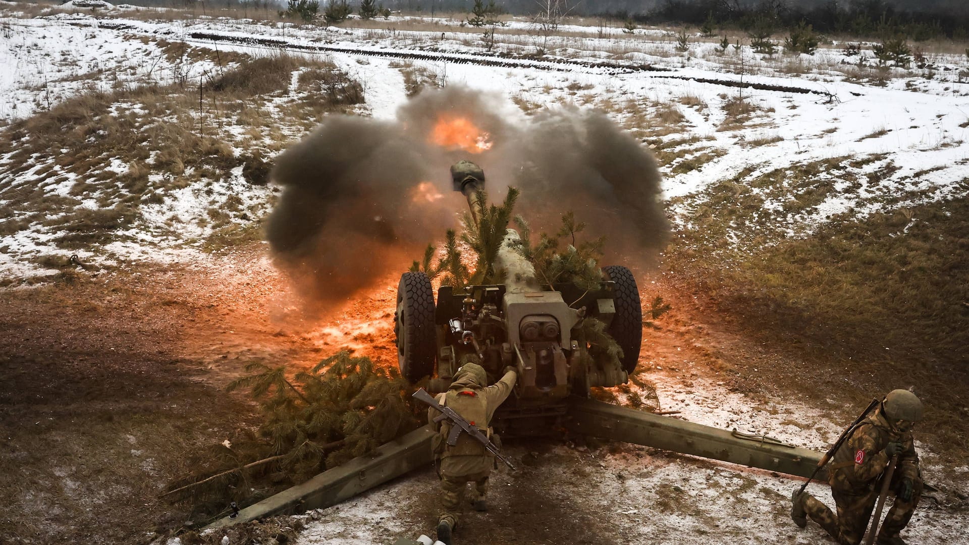 Russische D-30-Haubitze feuert ein Geschoss ab: Die Winteroffensive der Invasionstruppen setzt die Ukraine unter Druck.