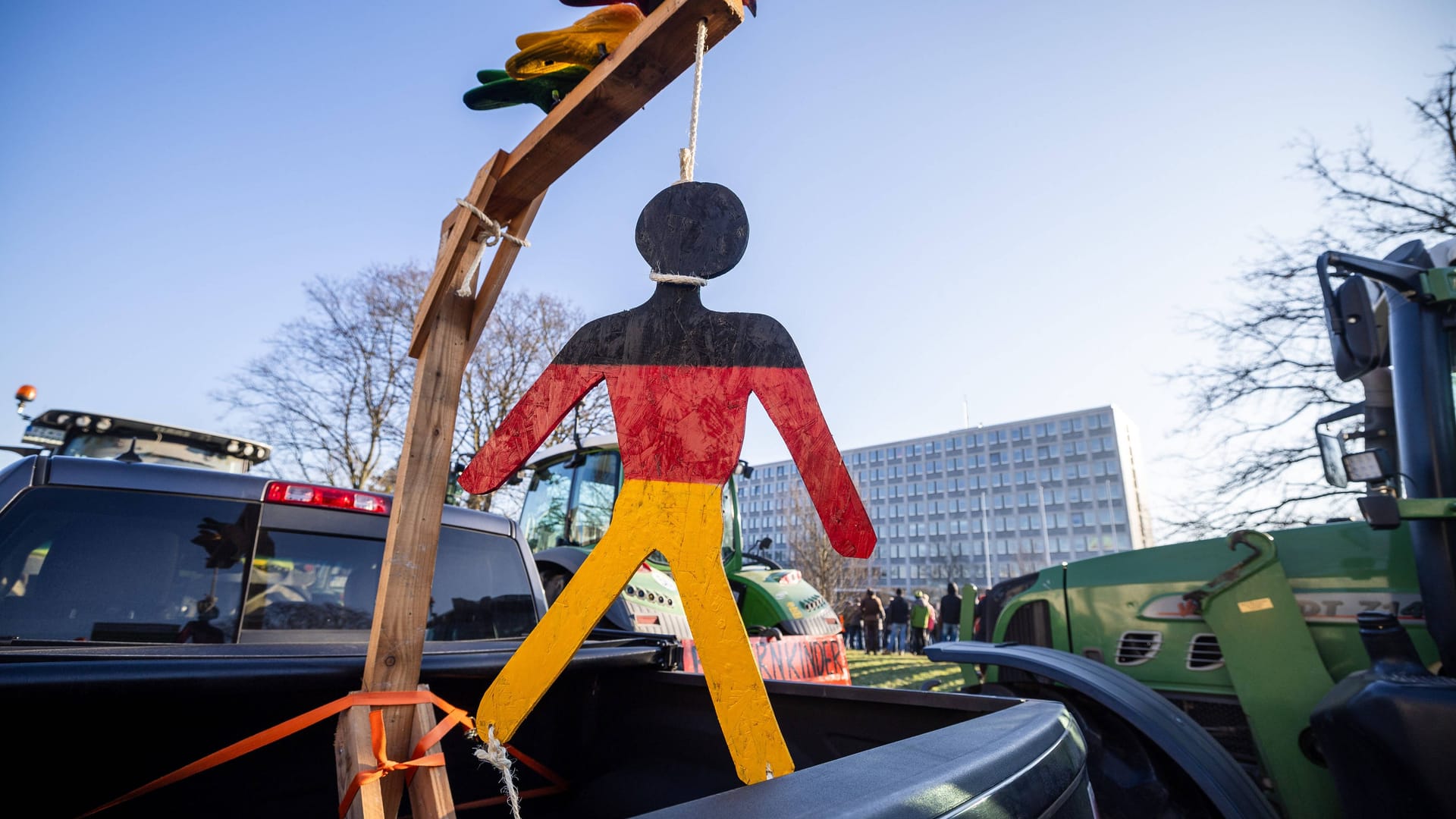 Ein Galgen auf einer Bauerndemo in Kassel: