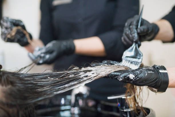 Termin beim Friseur: Viele Deutsche lassen sich die Haare professionell färben.