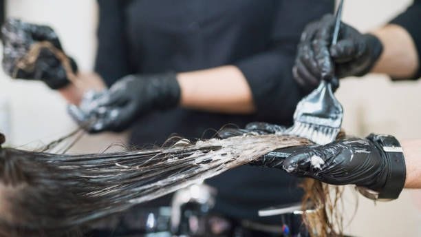 Termin beim Friseur: Viele Deutsche lassen sich die Haare professionell färben.