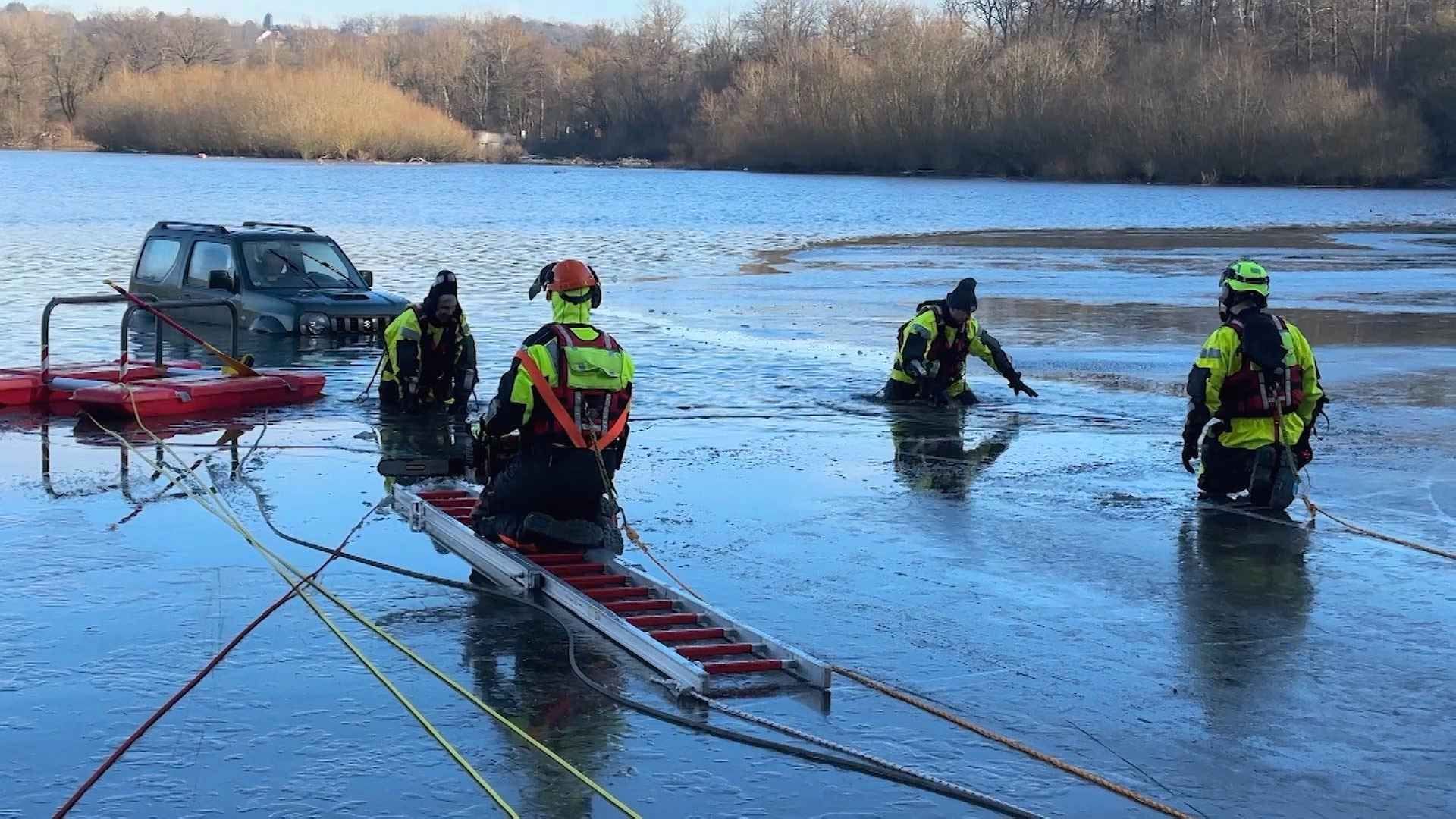 Dramatische Rettungsaktion: Ein Geländewagen brach am Donnerstag in den zugefrorenen Möhnesee ein. Insasse war Hund "Piwo". Dramatische Rettungsaktion: Ein Geländewagen brach am Donnerstag in den zugefrorenen Möhnesee ein. Insasse war Hund "Piwo".