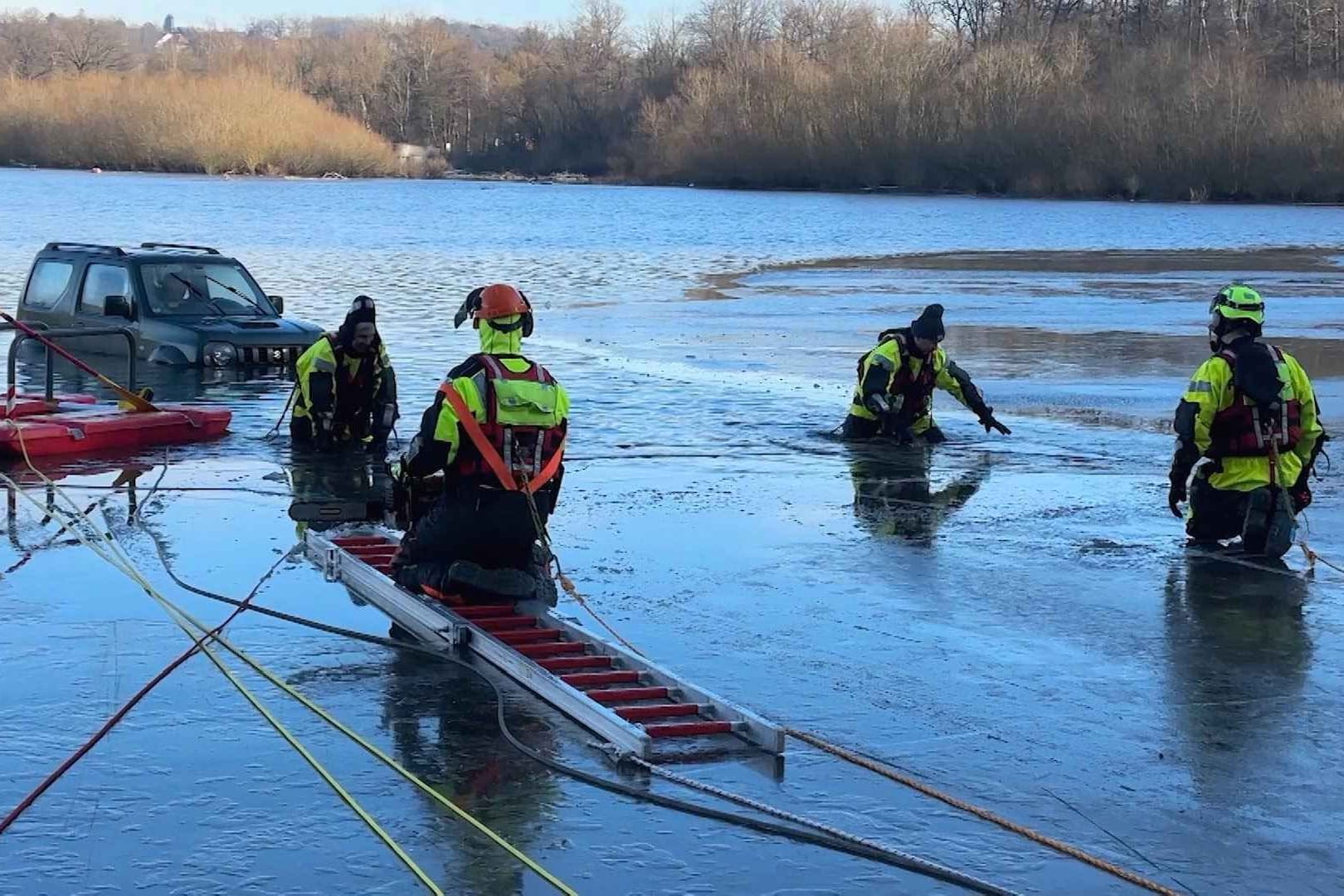 Dramatische Rettungsaktion: Ein Geländewagen brach am Donnerstag in den zugefrorenen Möhnesee ein. Insasse war Hund "Piwo".