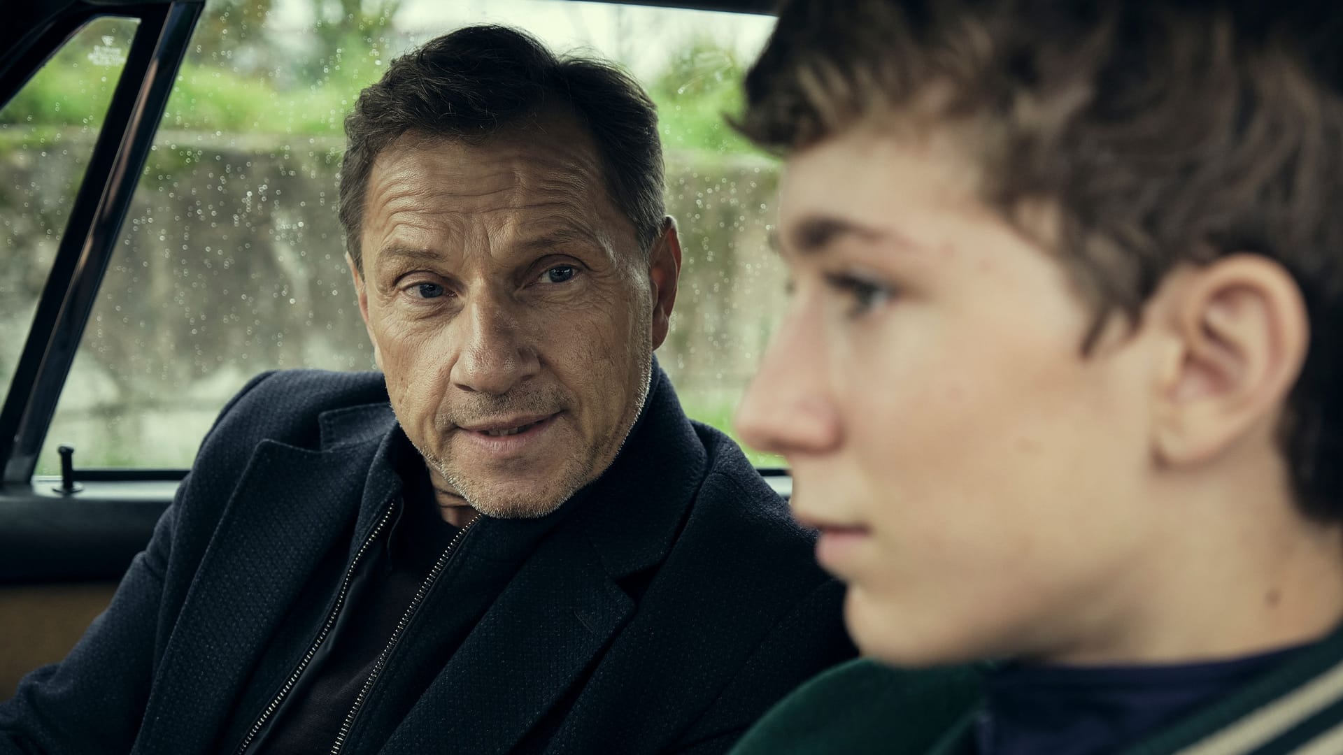 "Tatort: Zerrissen": Thorsten Lannert (Richy Müller) baut Vertrauen zu David (Louis Guillaume) auf.