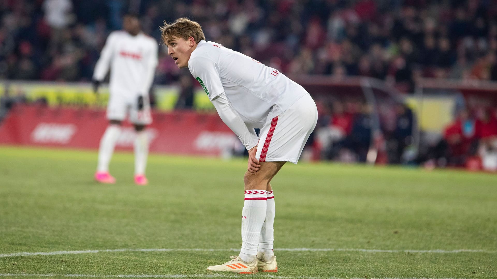 Rheinenergiestadion: Timo Hübers vom 1. FC Köln nach der Niederlage gegen den BVB.