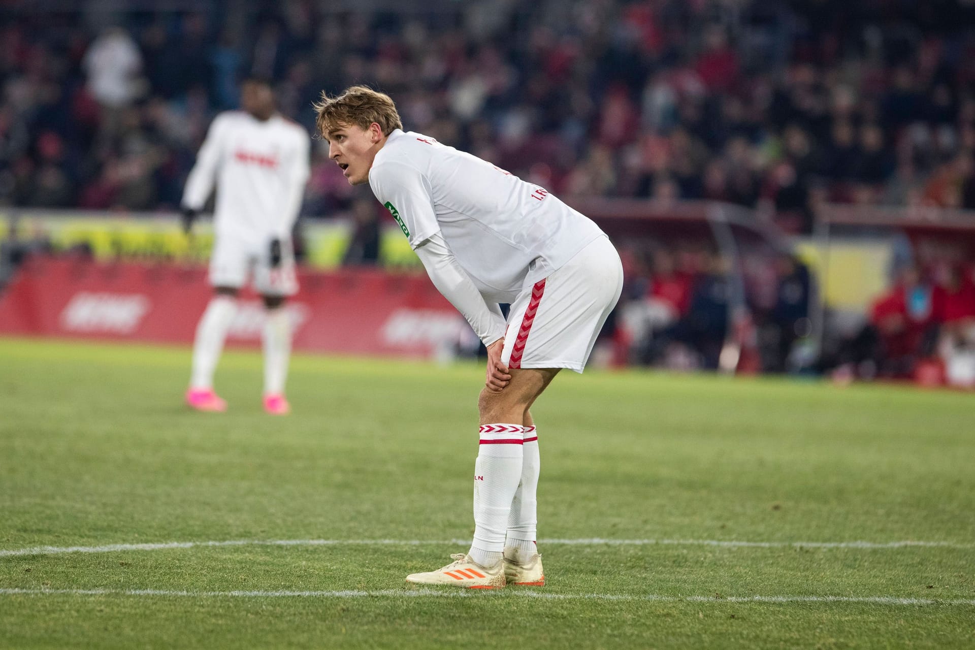 Rheinenergiestadion: Timo Hübers vom 1. FC Köln nach der Niederlage gegen den BVB.