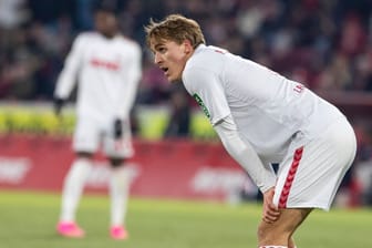 Rheinenergiestadion: Timo Hübers vom 1. FC Köln nach der Niederlage gegen den BVB.