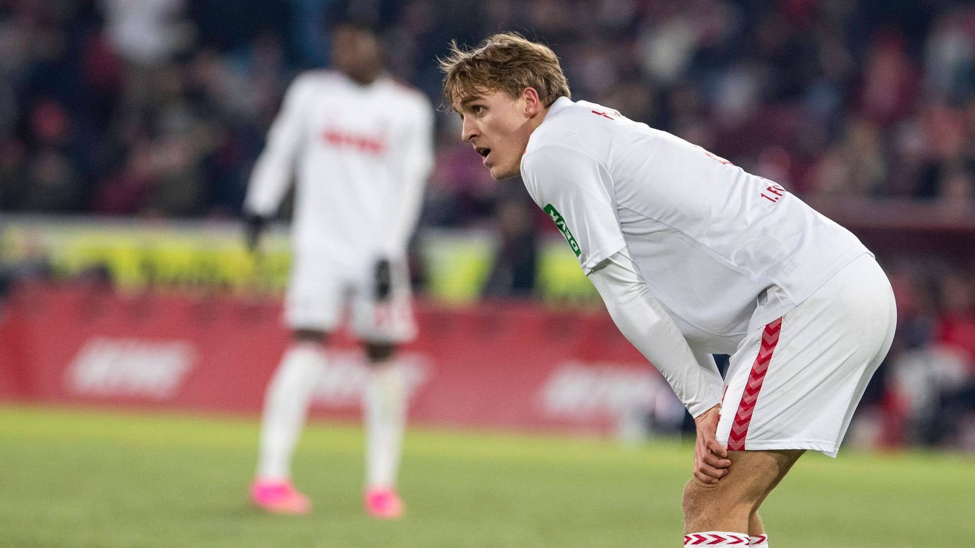 Rheinenergiestadion: Timo Hübers vom 1. FC Köln nach der Niederlage gegen den BVB.