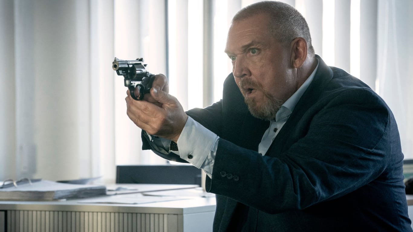 "Tatort: Pyramide": Kommissar Freddy Schenk (Dietmar Bär) trägt die Waffe im Anschlag.