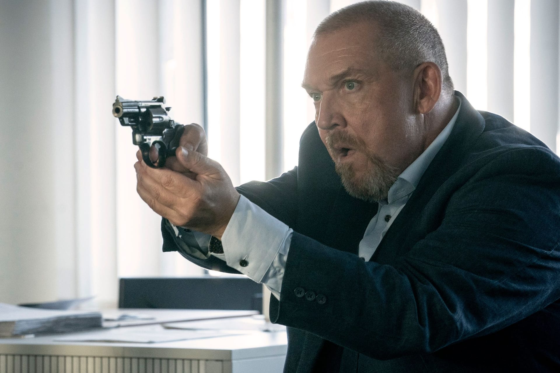 "Tatort: Pyramide": Kommissar Freddy Schenk (Dietmar Bär) trägt die Waffe im Anschlag.