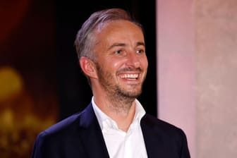 Moderator Jan Böhmermann bei einer Gala (Archivfoto): Er ist in einem der beliebtesten Podcasts Deutschlands zu hören.