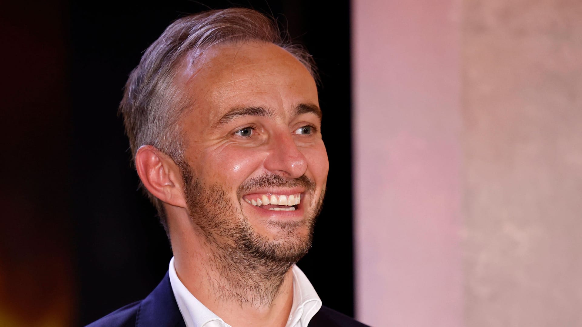 Moderator Jan Böhmermann bei einer Gala (Archivfoto): Er ist in einem der beliebtesten Podcasts Deutschlands zu hören.