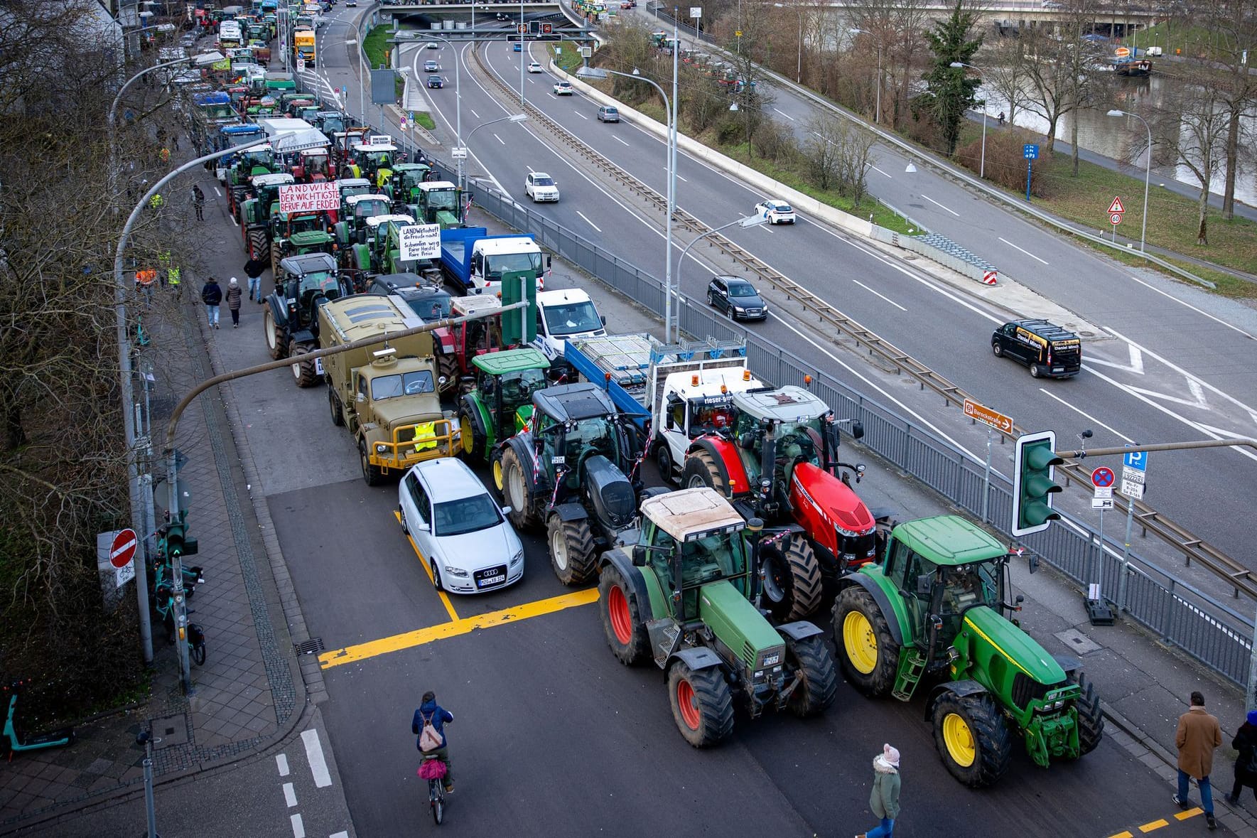 Traktoren stehen am Rande der Bauernproteste auf einer Straße in Saarbrücken (Archivbild): Am Mittwoch könnte es deutschlandweit zum Verkehrschaos kommen.