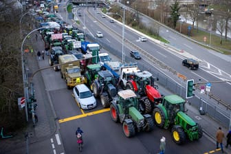 Traktoren stehen am Rande der Bauernproteste auf einer Straße in Saarbrücken (Archivbild): Am Mittwoch könnte es deutschlandweit zum Verkehrschaos kommen.