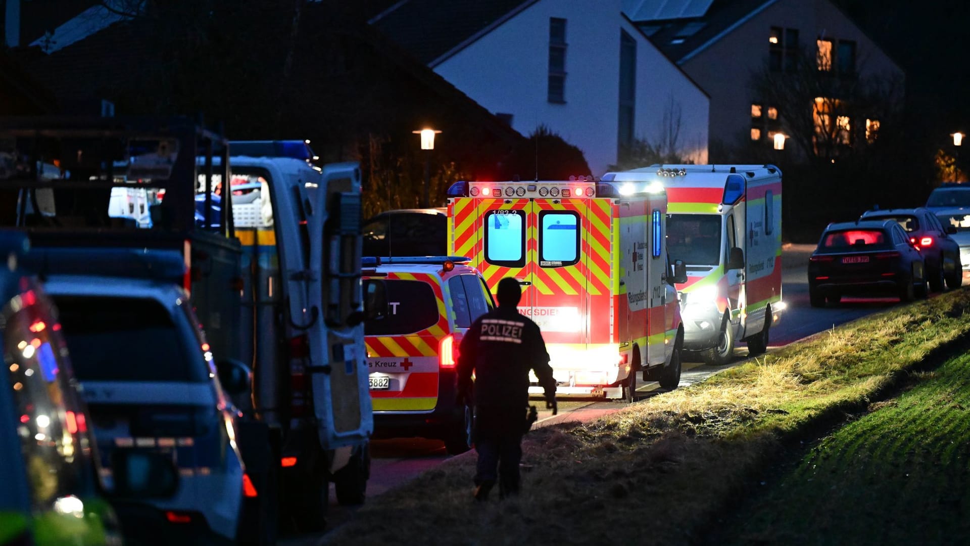 Einsatzkräfte der Polizei, der Feuerwehr und der Rettungsdienste wappnen sich in einem Wohngebiet für einen Einsatz. Weil eine Zwangsräumung zu eskalieren drohte, ist die Polizei derzeit mit einem Großaufgebot in Unterkirnach (Schwarzwald-Baar-Kreis) im Einsatz.