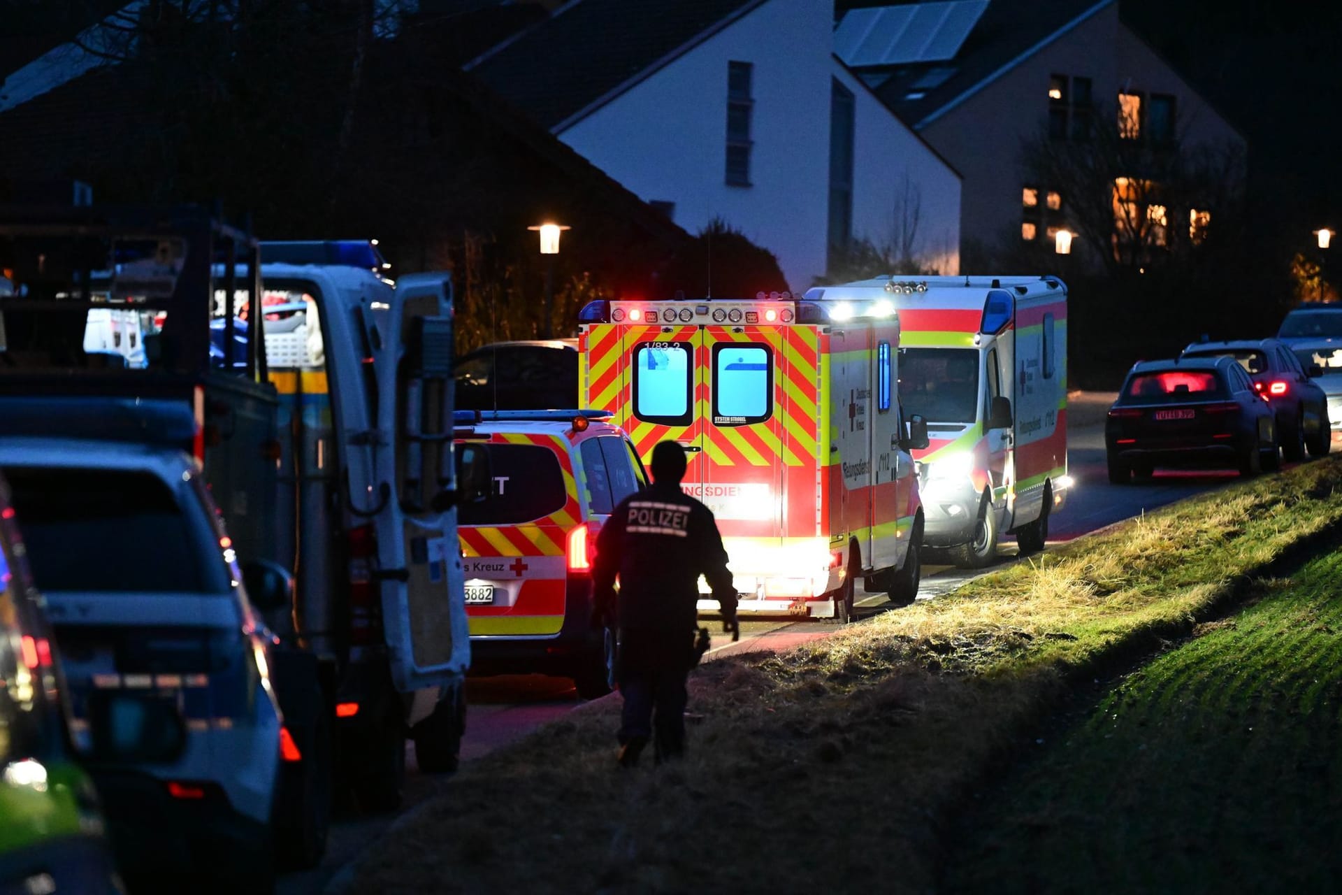 Einsatzkräfte der Polizei, der Feuerwehr und der Rettungsdienste wappnen sich in einem Wohngebiet für einen Einsatz. Weil eine Zwangsräumung zu eskalieren drohte, ist die Polizei derzeit mit einem Großaufgebot in Unterkirnach (Schwarzwald-Baar-Kreis) im Einsatz.