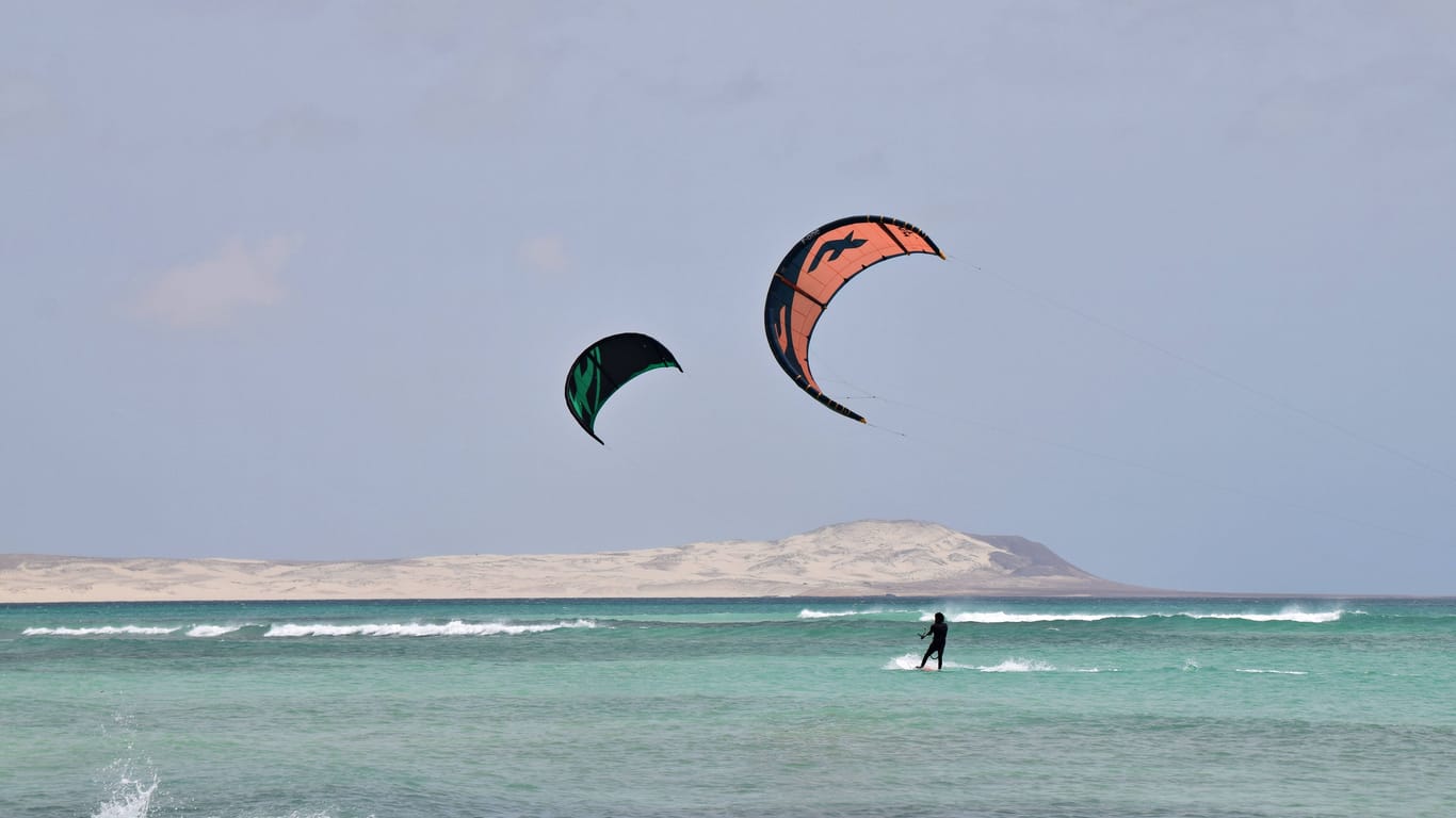 Kite-Surfer an der Küste von Boa Vista: Die Kapverden sind bei Wassersportlern beliebt.